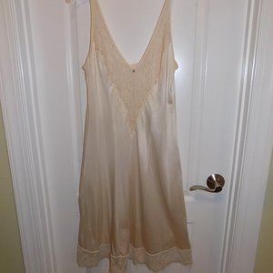 Vintage JCPenney FANTASIA SILKY 38 Bone Cream Chantilly Lace Slip Gown VNeck